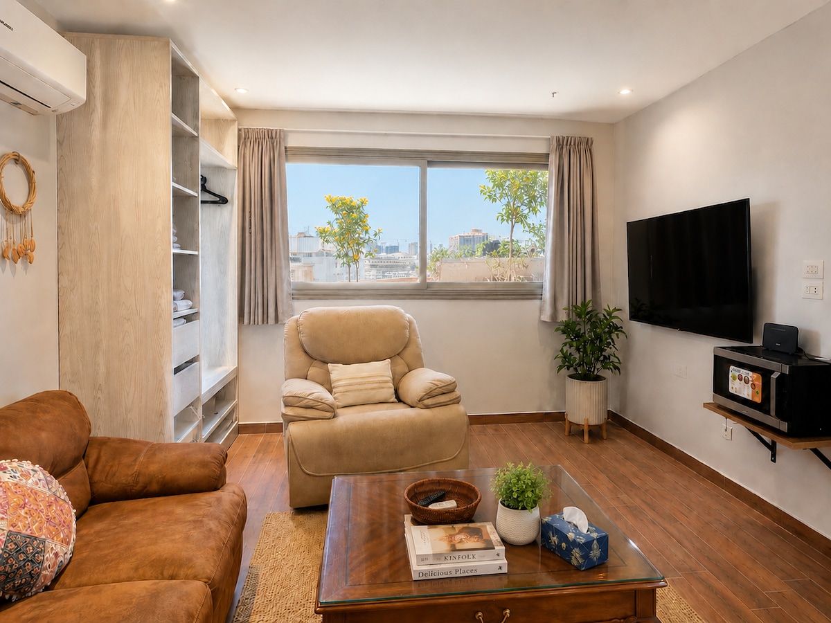 Central Apartment with Lounge & City Views