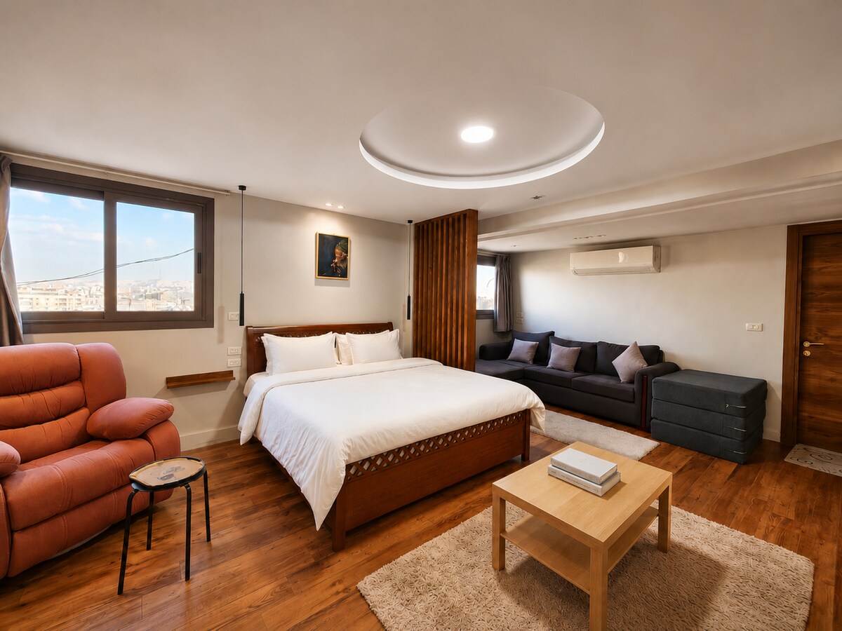 Private Downtown Apartment with Lounge & Rooftop