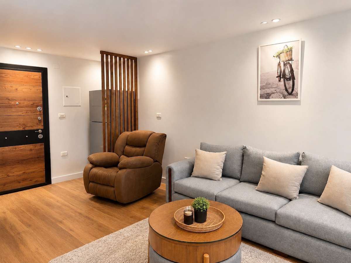 Private Downtown Apartment with Lounge & Rooftop